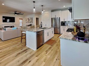 Réfrigérateur, four à micro-ondes, un four, surface de cuisson