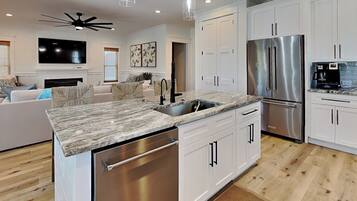 Réfrigérateur, micro-ondes, four, plaque de cuisson