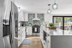 Fridge, microwave, oven, stovetop - 10 min to AMI | 15 min to IMG | Heated Pool (Bradenton)