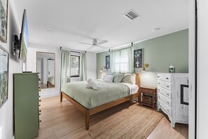 2 bedrooms, iron/ironing board, WiFi, bed sheets - 10 min to AMI | 15 min to IMG | Heated Pool (Bradenton)