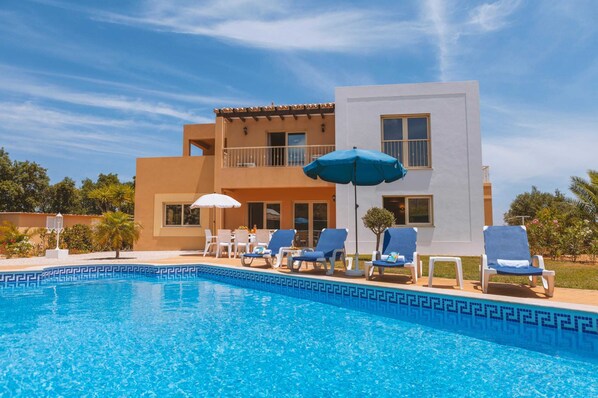 Villa | Pool | Indoor pool, outdoor pool - Villa in Albufeira Near sea Beach (Albufeira)