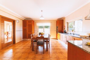 Villa | Dining - Villa in Albufeira Near sea Beach (Albufeira)