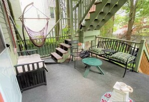 Outdoor dining - Your cozy home away from home, close to subway and downtown Boston (Boston)