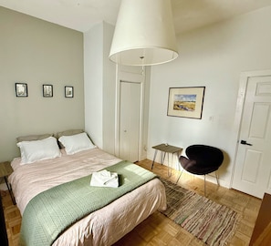 1 bedroom, desk, iron/ironing board, WiFi - Your cozy home away from home, close to subway and downtown Boston (Boston)