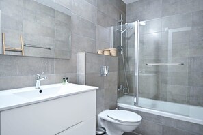 Douche, sèche-cheveux, serviettes fournies