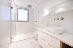 Dusche, Haartrockner, Toilettenpapier