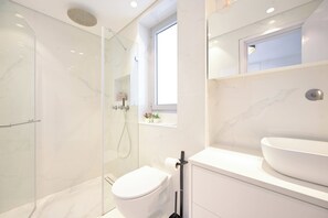 Shower, hair dryer, toilet paper - 3BR Beach&City Vibes in Bugrashov by HolyGuest (Tel Aviv-Yafo)
