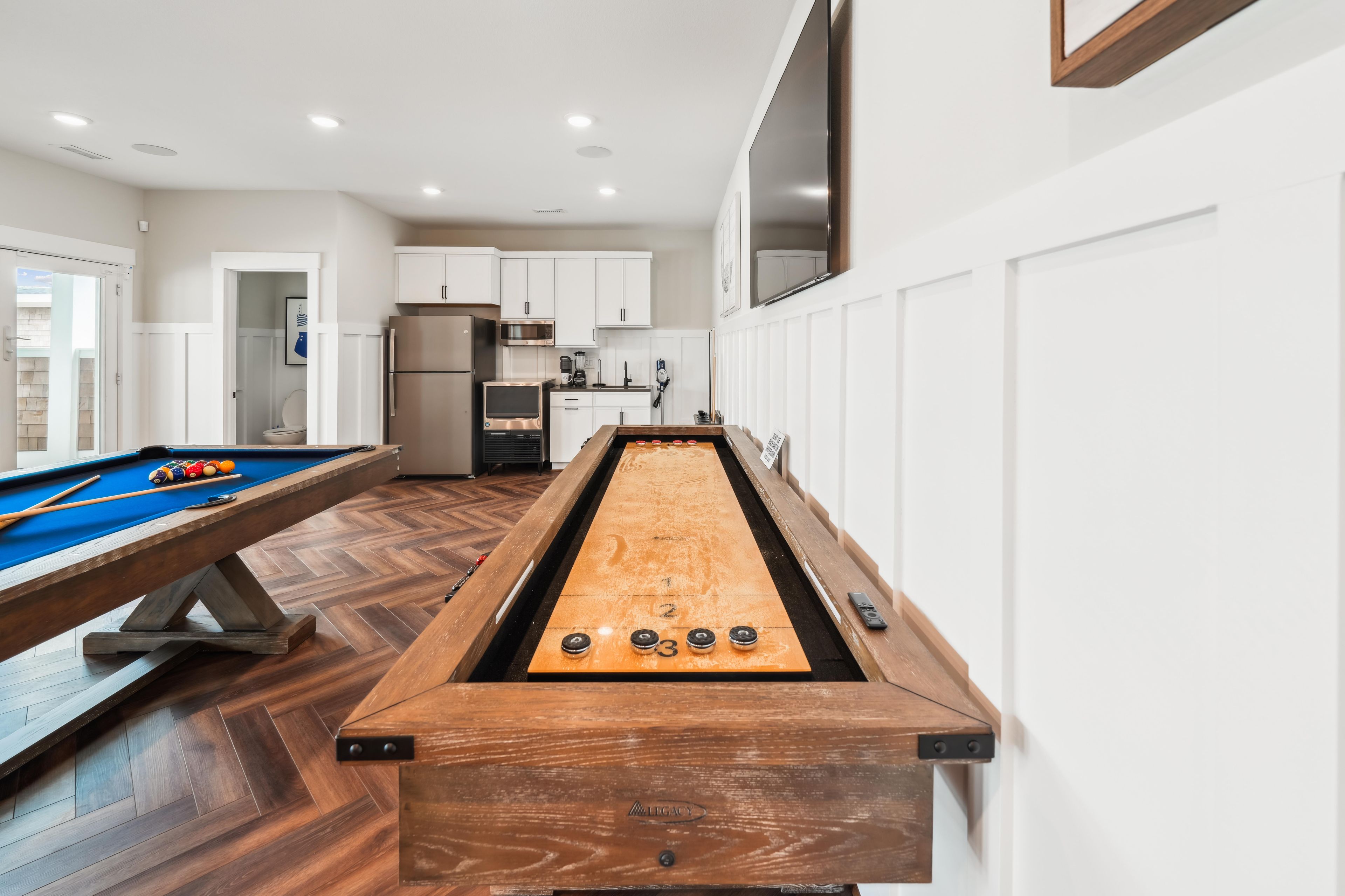 Une table de billard et un jeu de palet dans un espace cuisine moderne.