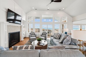 Fernseher, Kamin, Tischtennisplatte