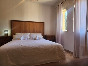 2 makuuhuonetta, silitysrauta/-lauta, ilmainen Wi-Fi, vuodevaatteet