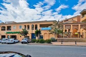 Unclassified image, 4 of 30, button