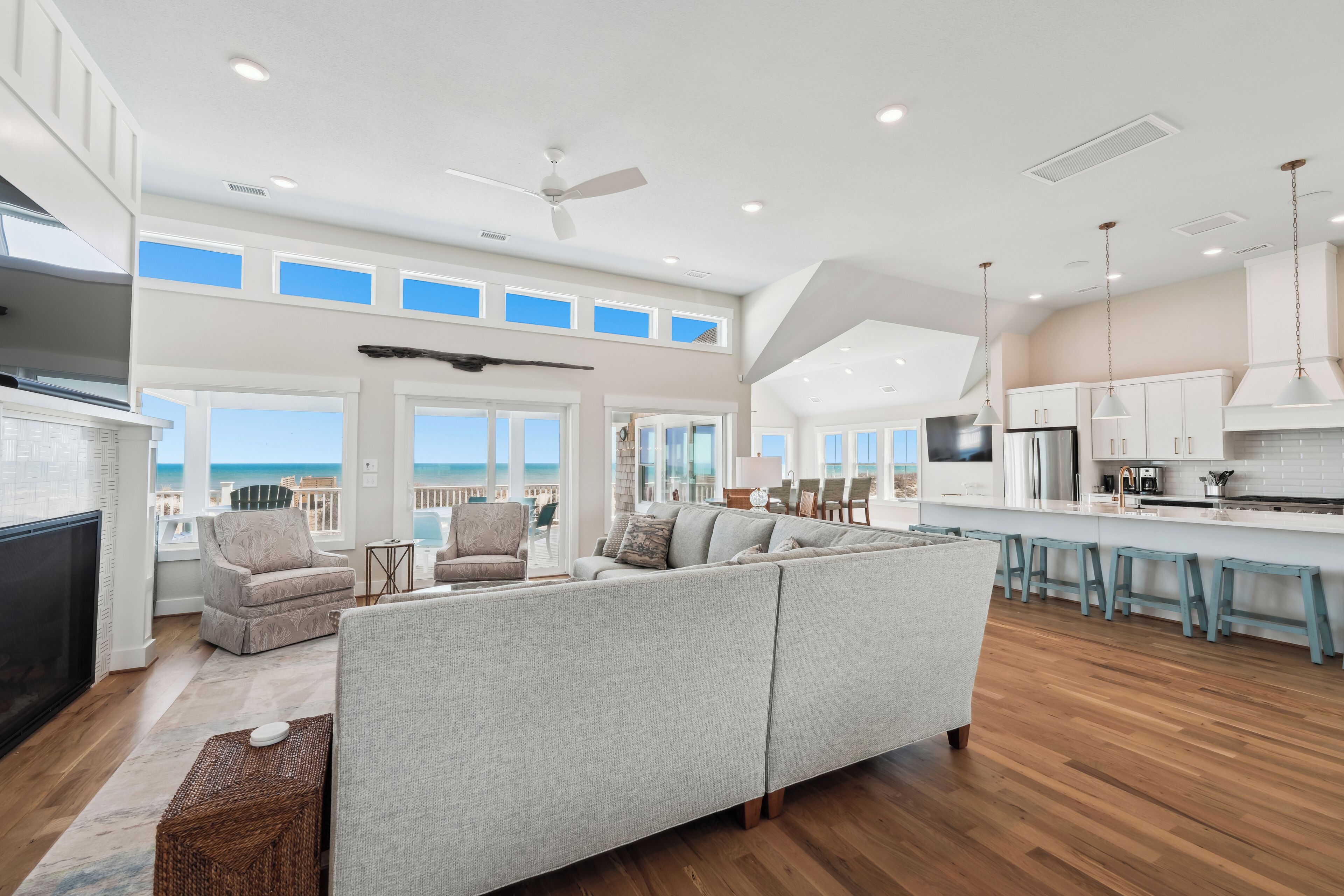 Télévision, cheminée, table de tennis de table