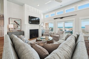 Televisie, een open haard en een tafeltennistafel