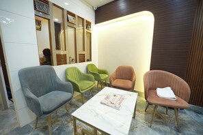 Lobby sitting area - Kashi Pilgrim Stay (Varanasi)