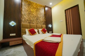 Superior Double or Twin Room | Free WiFi - Kashi Pilgrim Stay (Varanasi)