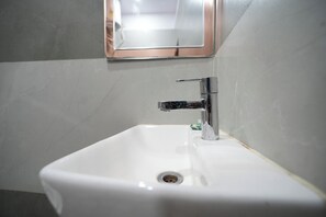Shower, towels, soap - Kashi Pilgrim Stay (Varanasi)