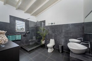 Deluxe Penthouse, Sea View | Bathroom | Shower, towels, toilet paper - Bliss Bonaire by Boutique Bonaire Unique Resorts (Kralendijk)