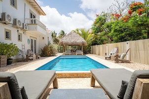 Una piscina al aire libre