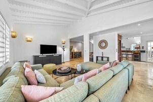 Ático Deluxe, vistas al mar | Zona de estar | Una televisión de pantalla plana