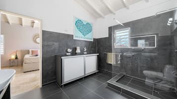 Ático Deluxe, vistas al mar | Baño | Ducha, toallas y papel higiénico