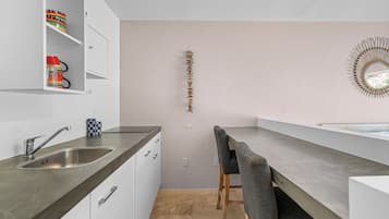 Estudio Deluxe | Cocina privada | Frigorífico grande, horno, placa de cocina y lavavajillas