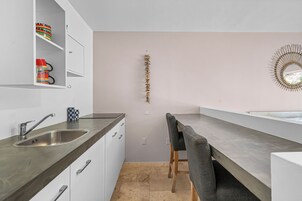 Estudio Deluxe | Cocina privada | Frigorífico grande, horno, placa de cocina y lavavajillas
