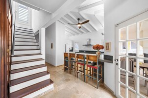 Ático Deluxe, vistas al mar | Cocina privada | Frigorífico grande, horno, placa de cocina y lavavajillas