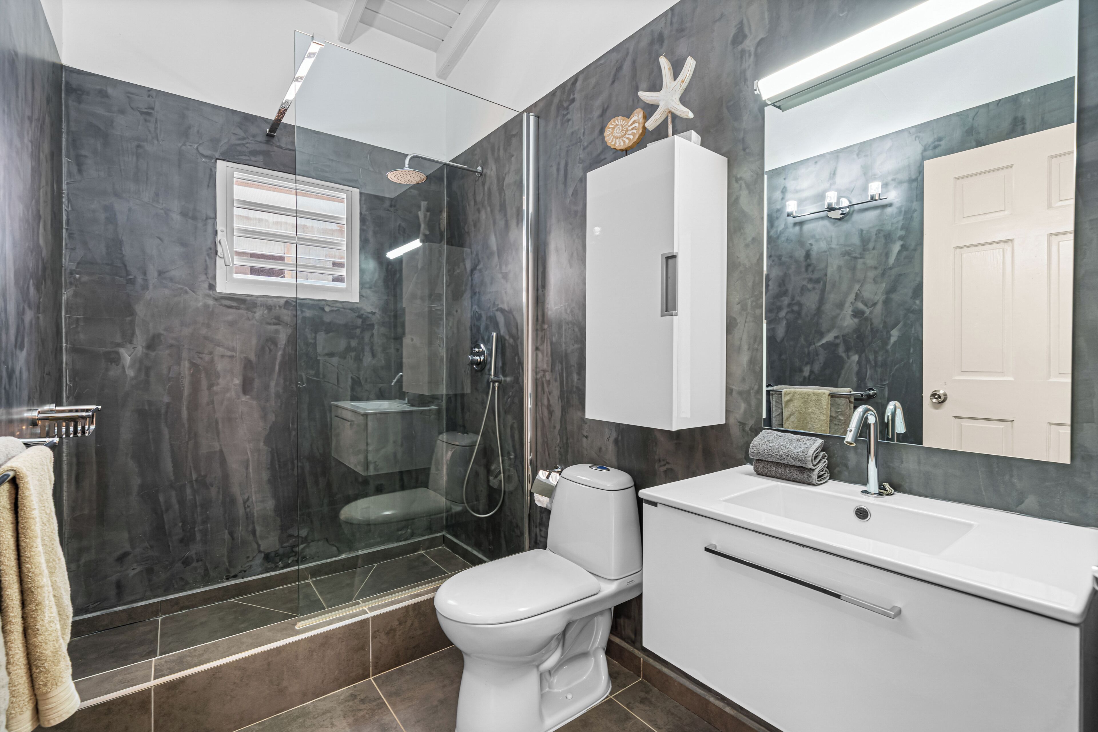 Ático Deluxe, vistas al mar | Baño | Ducha, toallas y papel higiénico