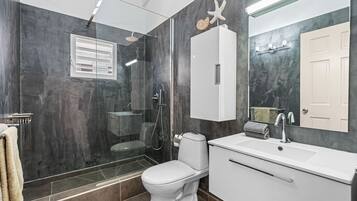 Ático Deluxe, vistas al mar | Baño | Ducha, toallas y papel higiénico