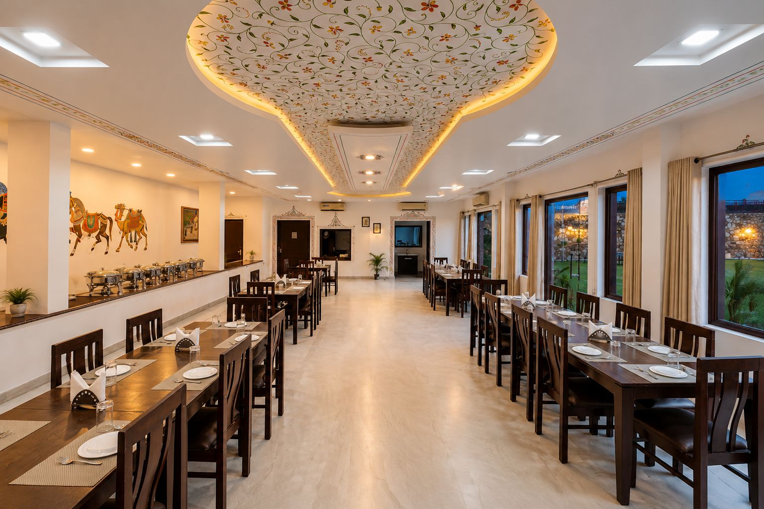 Un comedor amplio con mesas largas, sillas y un techo decorativo.