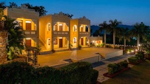 Un hotel de varios pisos con un patio interior, que cuenta con un espacio abierto central y varios balcones.