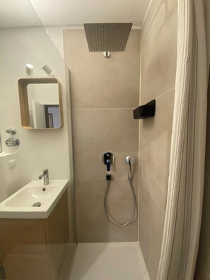 Hårføner og toalettpapir