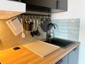 Kjøleskap, kokeplater, oppvaskmaskin og vannkoker