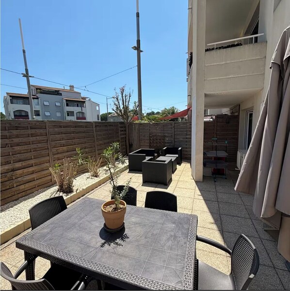 屋外ダイニングエリア