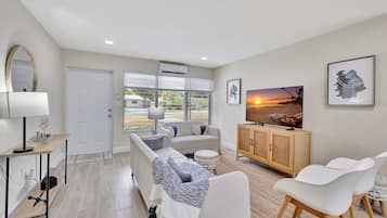 Casa, várias camas, cozinha, vista para o jardim (Pompano Beach Bungalow) | Área de estar | TV de tela plana 50 polegadas com canais digitais