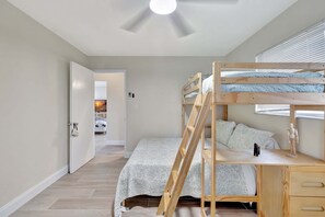 Ev, Birden Çok Yatak, Mutfak, Bahçe Manzaralı (Pompano Beach Bungalow) | 2 yatak odası, ayrı ayrı dekore edilmiş, ayrı ayrı döşenmiş 