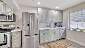 Casa, várias camas, cozinha, vista para o jardim (Pompano Beach Bungalow) | Cozinha privada | Geladeira, micro-ondas, fogão, cooktop