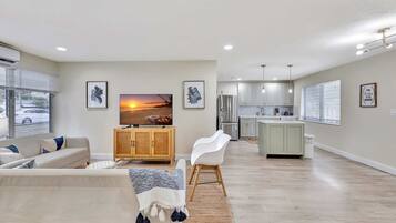 Casa, várias camas, cozinha, vista para o jardim (Pompano Beach Bungalow) | Área de estar | TV de tela plana 50 polegadas com canais digitais