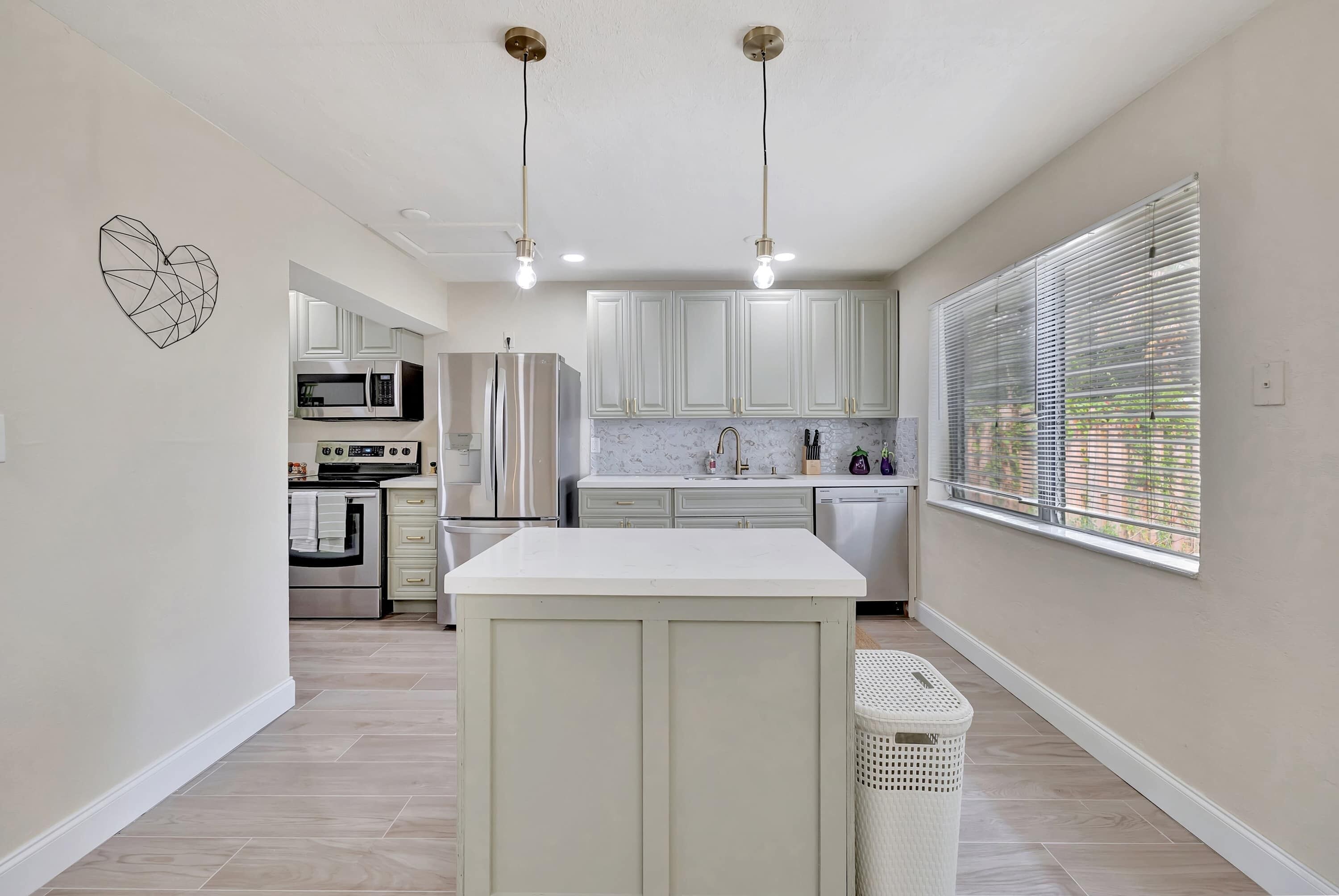 House, Multiple Beds, Kitchen, Garden View (Pompano Beach Bungalow) | Private kitchen | Fridge, microwave, oven, stovetop