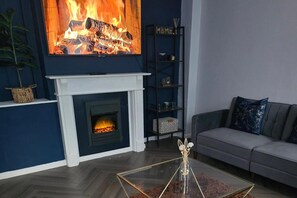 Apartment | Living area | Fireplace - 1BR Sleeps6 Elizabethline Ws98 (London)