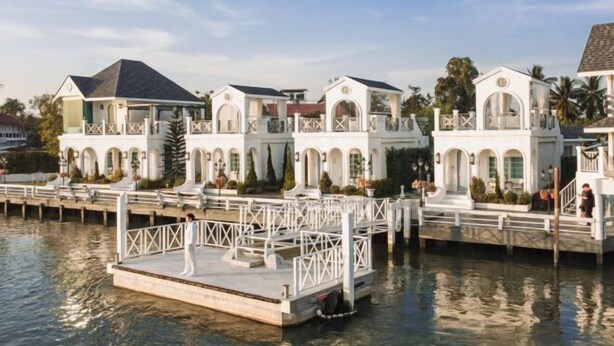 A waterfront property with multiple buildings connected by walkways over water. - Prima Amphawa (Mueang Samut Songkhram)