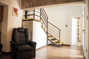 Deluxe Cabin, Balcony, Mountain View | Living area