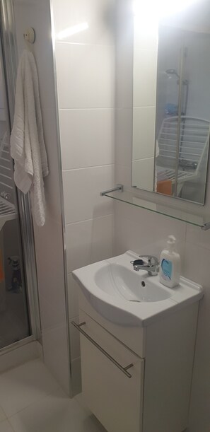 Håndklær og toalettpapir