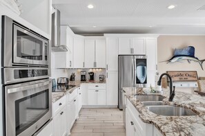 Mikrowelle, Ofen, Geschirrspüler, Wasserkocher mit Kaffee-/Teezubehör