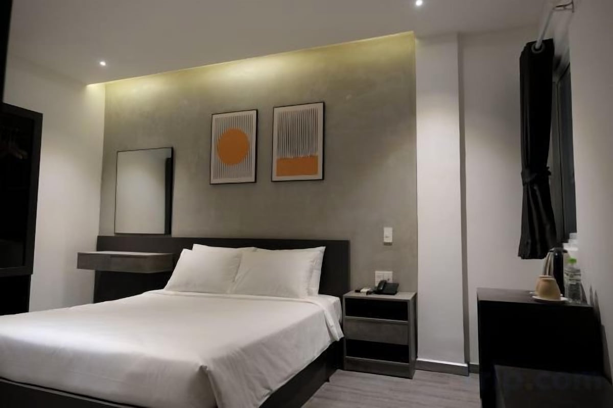 Premium bedding, minibar, desk, free WiFi