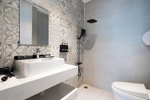 Deluxe Double Room | Bathroom | Combined shower/tub, free toiletries, hair dryer, slippers - Nicecy Hotel - 218 Le Thanh Ton Street (Ho Chi Minh City)