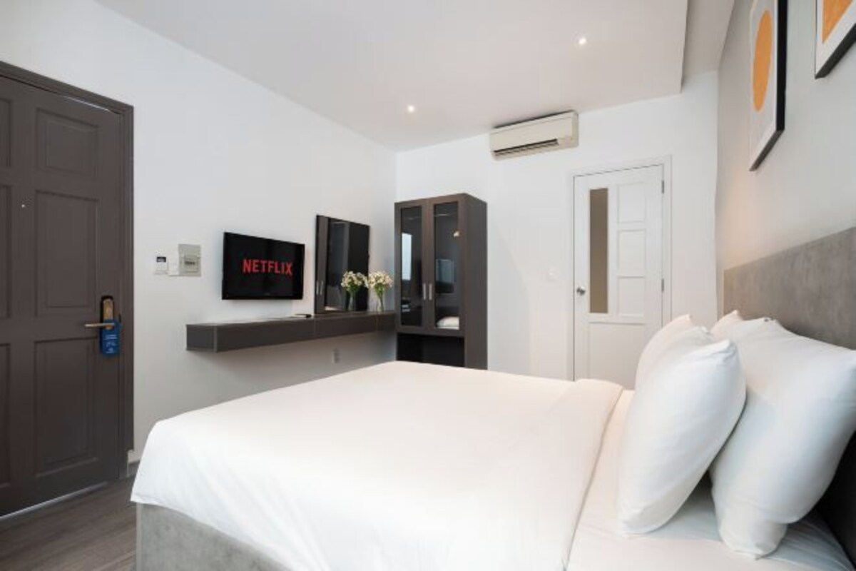 Bộ đồ giường cao cấp, minibar, bàn