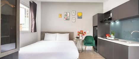 Premium bedding, minibar, desk, free WiFi