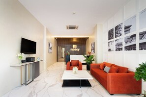 36-inch LCD TV with cable channels - Nicecy Hotel - 218 Le Thanh Ton Street (Ho Chi Minh City)