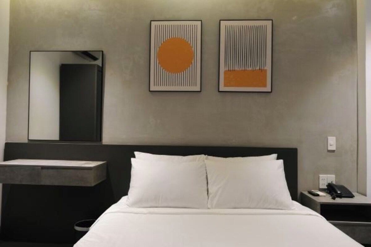 Bộ đồ giường cao cấp, minibar, bàn